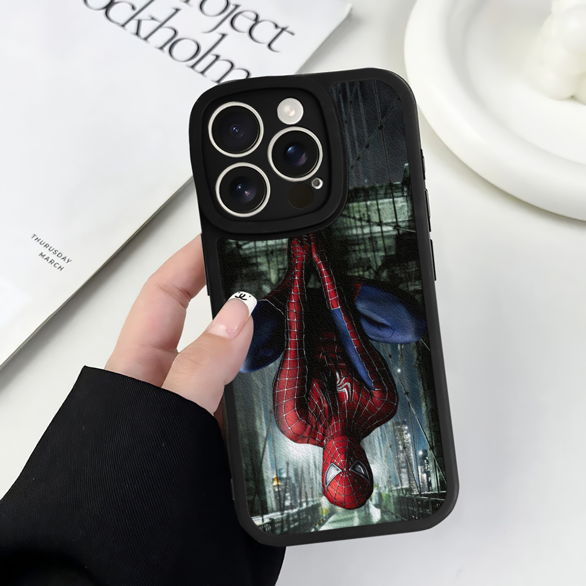 Spider Man スパイダーマン 【iPhone 16シリーズ対応】シリコンスマホケース（レザー調） 材質：シリコン